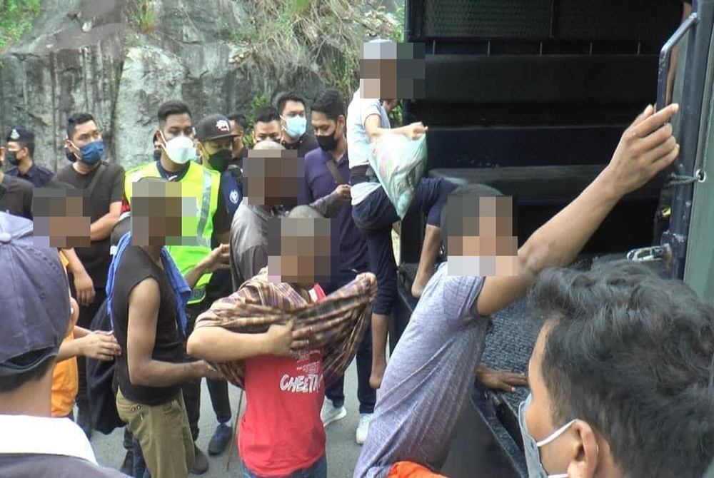 Seramai 528 orang tahanan etnik Rohingya melarikan diri dari Depot Imigresen Sementara Sungai Bakap, Pulau Pinang pada jam 4.30 pagi Rabu dengan memecahkan pintu blok dan grill penghadang.