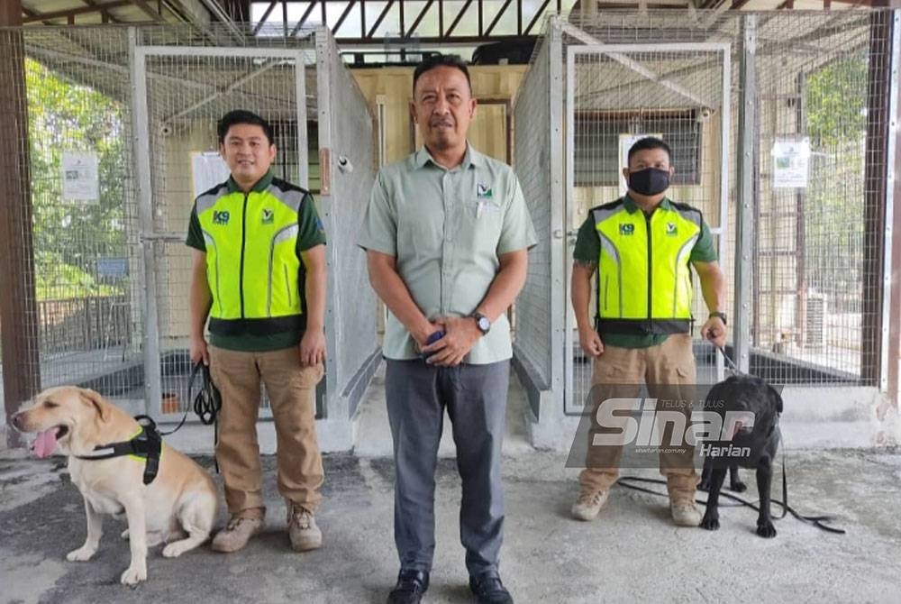 Unit K9 Perhilitan bersama dua ekor anjing dinamakan Atos (kanan) dan Ronan (kiri) yang banyak membantu dalam operasi menangani pemburu haram.