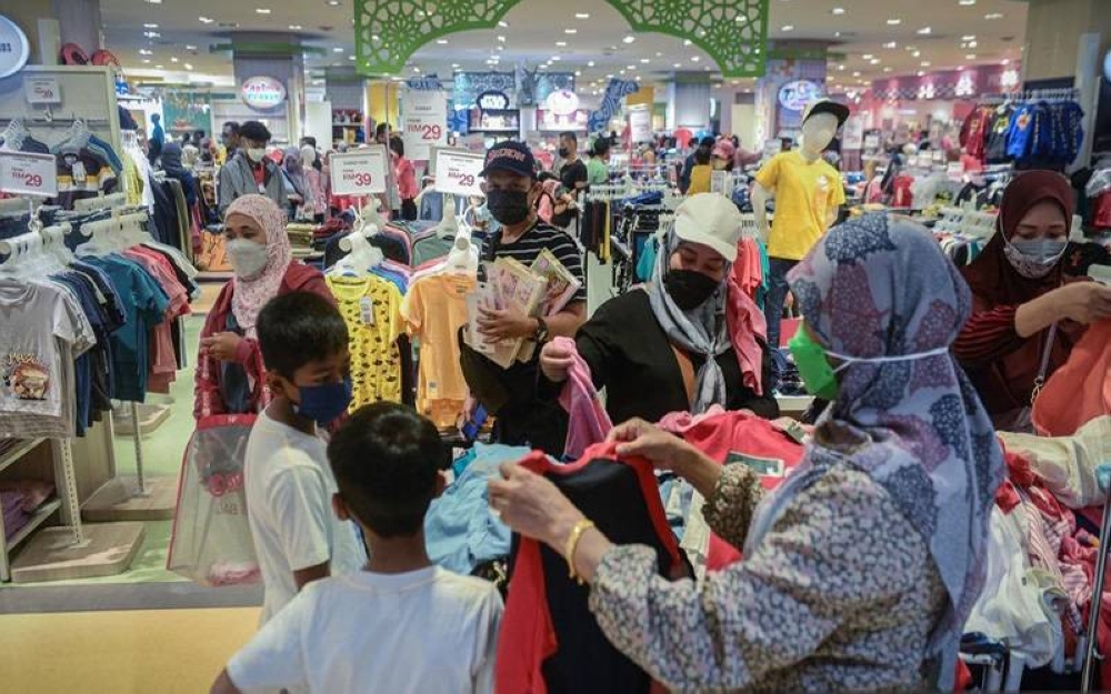 Orang ramai membuat persiapan di saat-saat akhir menjelang Hari Raya Aidilfitri. - Foto Bernama