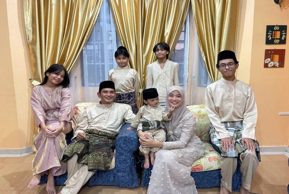 Dira bersama suami dan lima anak beraya di rumah singgah milik ibu di Bangi pada tahun lalu.