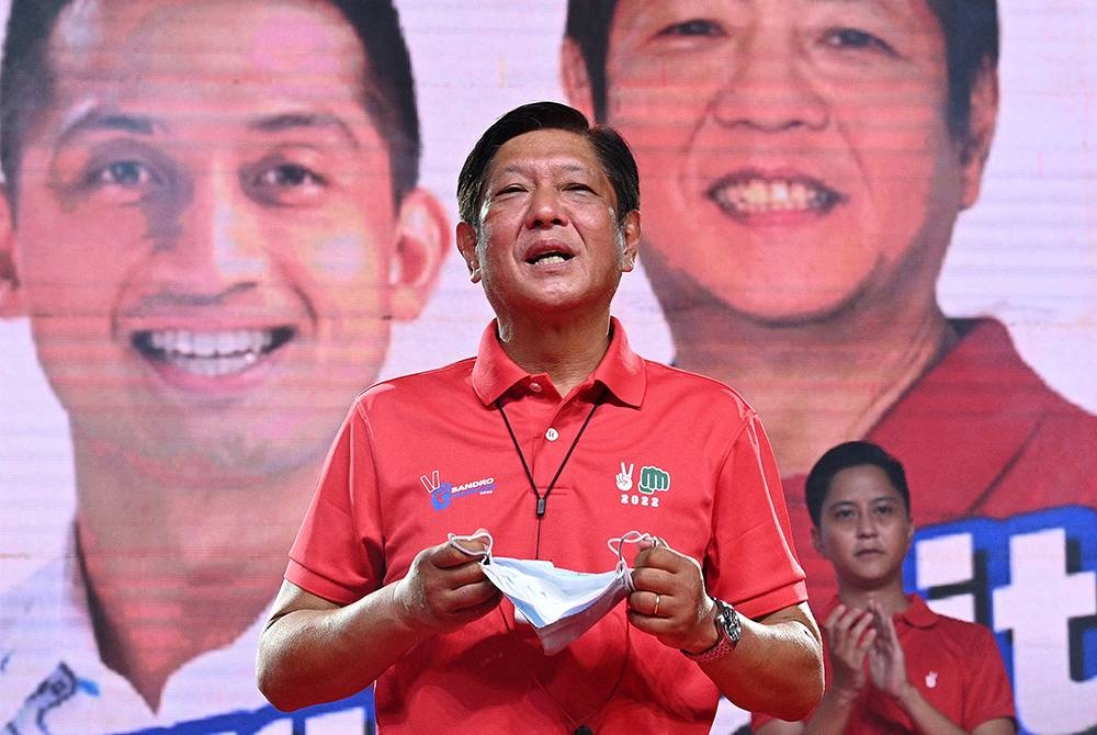 Marcos Jr berucap ketika memperkenalkan anaknya, Ferdinand Alexander ‘Sandro’ Marcos (kanan) ketika perhimpunan di Laoag, wilayah Ilocos Norte pada Mac lalu.