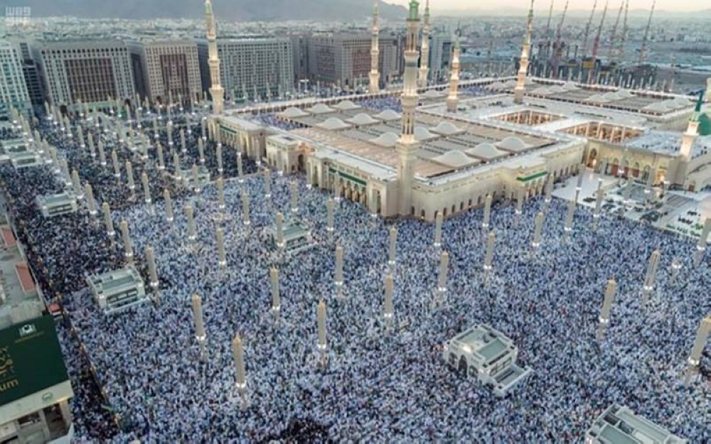 Ramai umat Islam mengerjakan solat sunat Aidilfitri di Masjid Nabawi, Madinah. - Foto SPA.