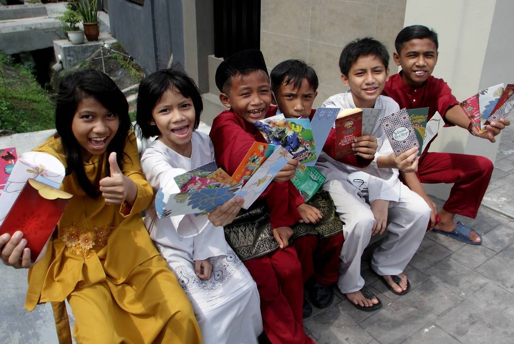 Amalan tradisi memberi duit raya ketika sambutan Aidilfitri masih popular dalam kalangan kanak-kanak.