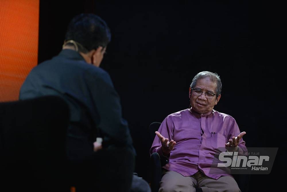 Profesor Datuk Seri Dr Awang Sariyan sewaktu menjadi tetamu dalam Program Bersama Johan Jaaffar yang berlangsung di Kompleks Kumpulan Karangkraf pada Rabu.