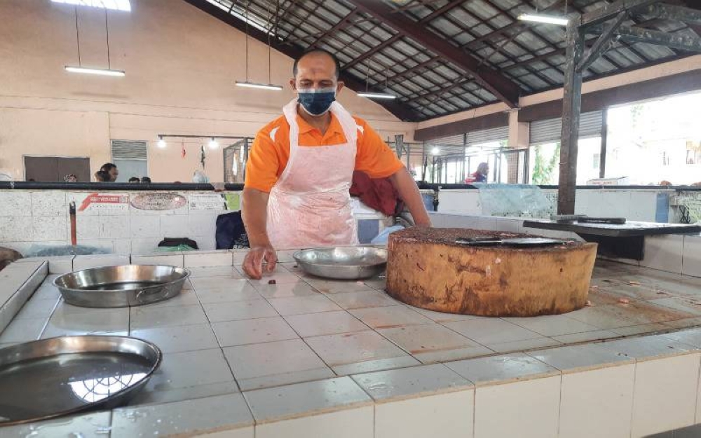 Peniaga ayam di Pasar Balok, Kuantan, Ali Akbar Othman, 50, terpaksa menutup gerainya lebih awal.