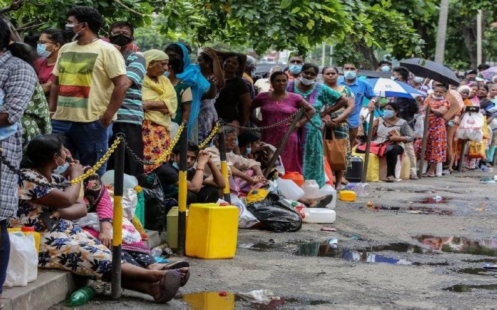 Rakyat Sri Lanka beratur di stesen minyak bagi mendapatkan minyak tanah bagi kegunaan harian. Berbeza di Malaysia yang mempunyai sumber bahan api, makanan dan bekalan elektrik sendiri yang stabil. - Foto EPA