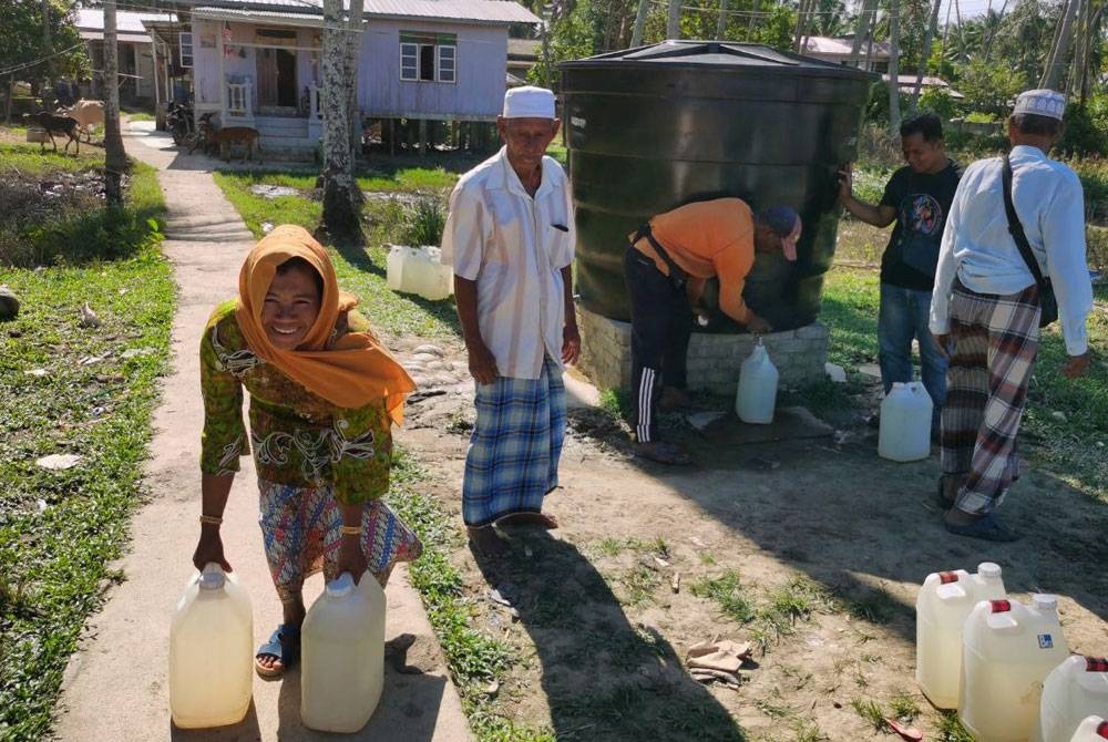 Situasi biasa penduduk di Kelantan apabila bekalan air terputus.