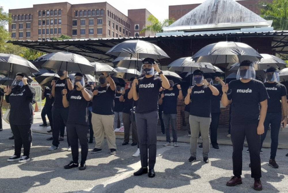 Bagi semua belia, apa yang diperlukan ialah pendidikan, latihan dan pendedahan tentang partisipasi politik dalam sistem demokrasi. (Gambar hiasan)