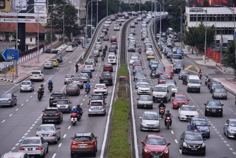 Warga kota terpaksa berhadapan dengan kesesakan bukan sahaja pada hari biasa tetapi pada hujung minggu. (Gambar hiasan)