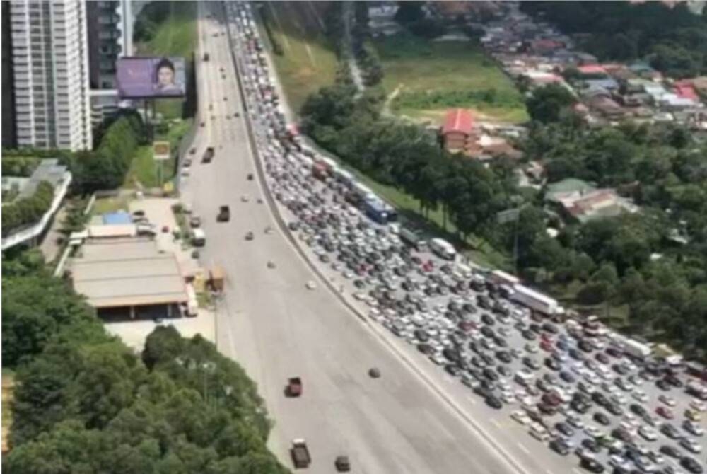 Kerajaan perlu mengehadkan penggunaan kereta untuk mereka yang ingin memasuki bandar atau ibu kota. - Gambar hiasan