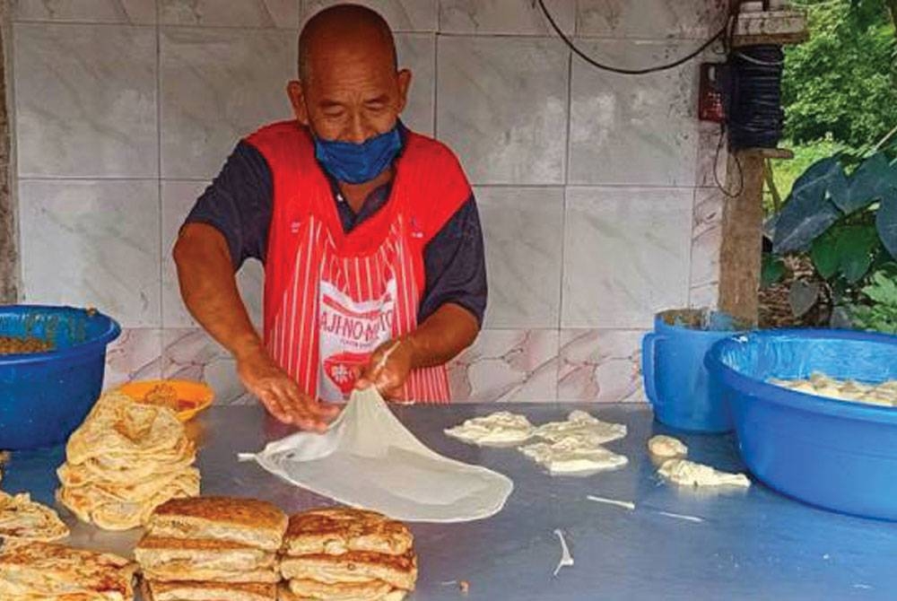 Md Kamil menjadi viral kerana menjual roti canai 50 sen sekeping selama 34 tahun iaitu sejak 1988.