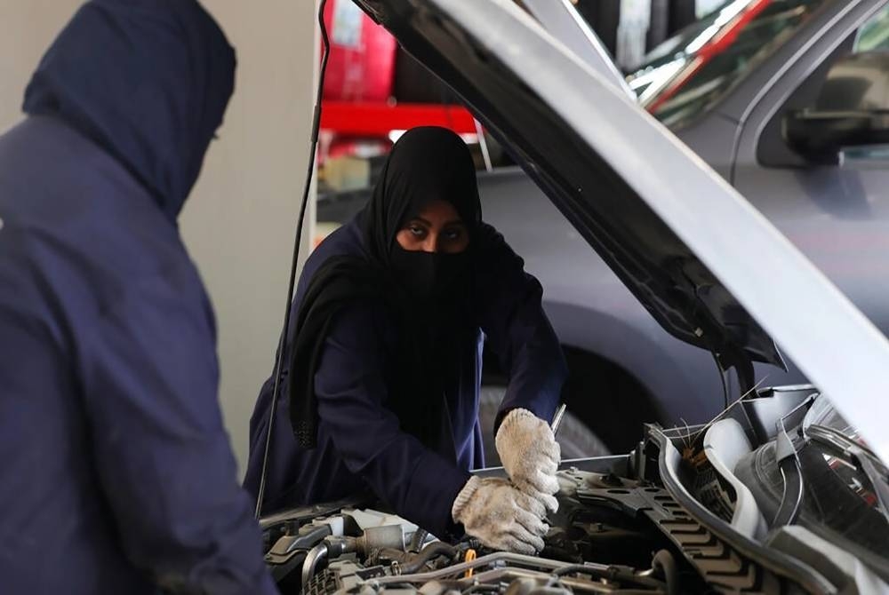 Wanita Arab Saudi kini menjadi mekanik di negara berkenaan. - Foto AFP