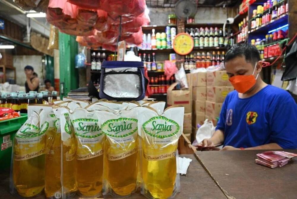 Harga minyak masak masih lagi tinggi di Indonesia. - Foto AFP