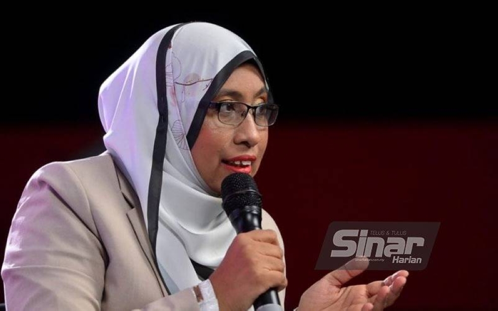 Nurhayati ketika menjadi panelis dalam Wacana Sinar Harian edisi ke-351 bertajuk Noktah Rasuah Penjawat Awam yang yang berlangsung di Studio Sinar Harian Kumpulan Media Karangkraf di sini pada Jumaat.