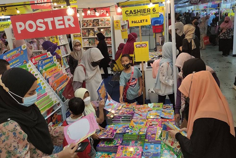 Ruangan jualan buku kanak- kanak turut menarik perhatian pengunjung yang hadir di reruai Karangkraf di PBAKL, di WTCKL.