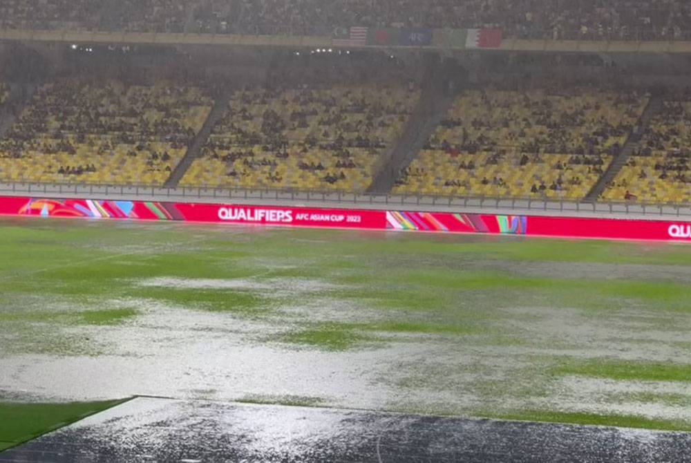 Keadaan padang becak selepas hujan lebih dua jam di Stadium Nasional, Bukit Jalil sebelum perlawanan kumpulan E Kelayakan Piala Asia 2023 Malaysia menetang Bahrain Sabtu lalu.