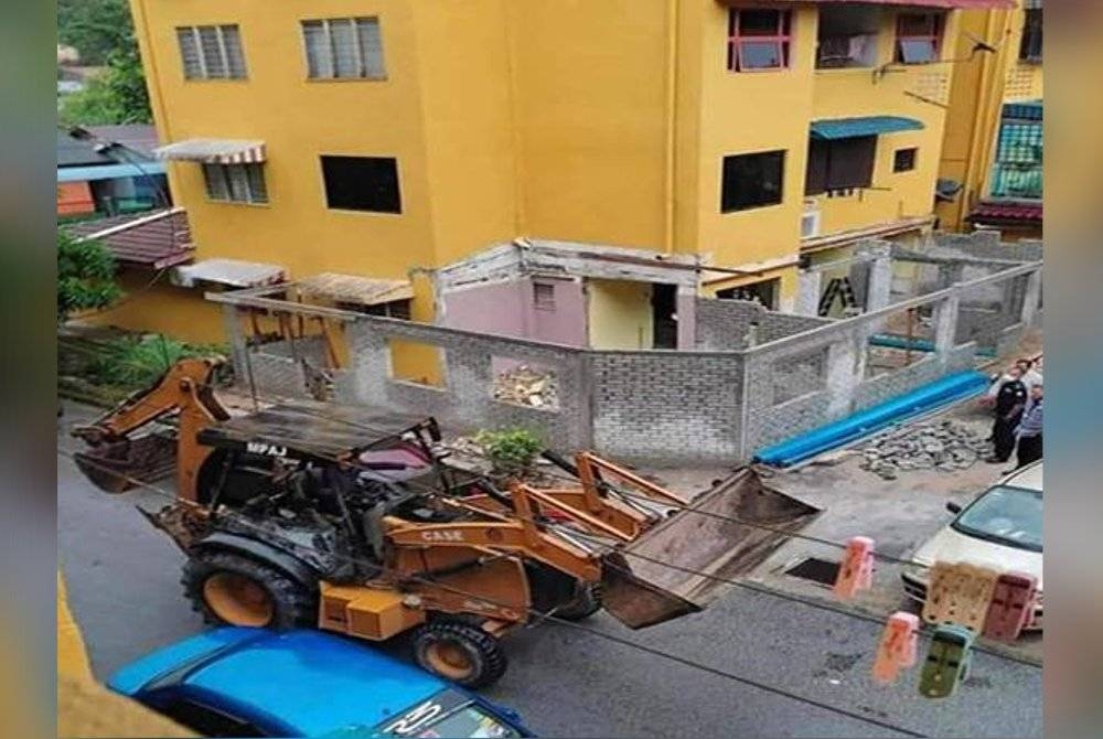 Gambar - gambar operasi meroboh struktur tambahan yang dibina pemilik rumah flat oleh pihak berkuasa tempatan (PBT) di Ampang Jaya, Selangor baru-baru ini tular di media sosial.