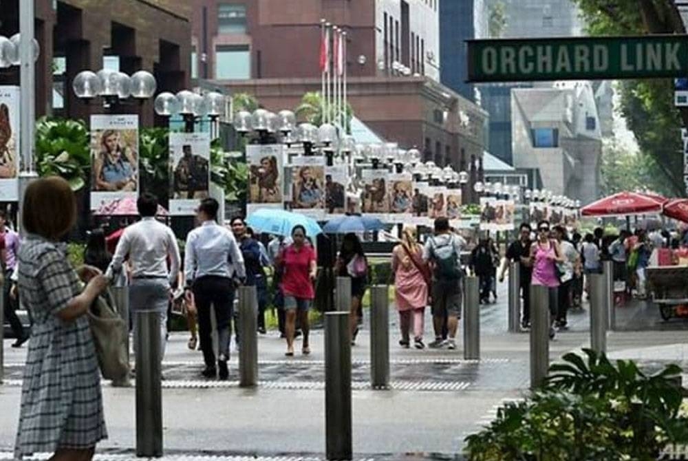 Penduduk Singapura dicengkaman dengan kenaikan harga barangan. - Foto AFP