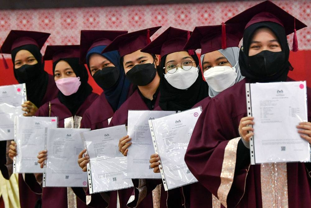 Calon-calon SPM 2021 bergambar bersama selepas menerima keputusan SPM masing-masing di Sekolah Menengah Kebangsaan Presint 18 (1), Putrajaya pada Khamis. - Foto Bernama