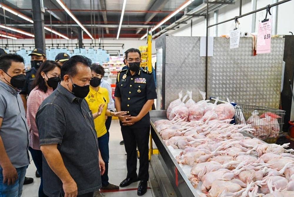 Alexander ketika mengadakan tinjauan harga jualan ayam di Seksyen 15, Shah Alam pada Jumaat.