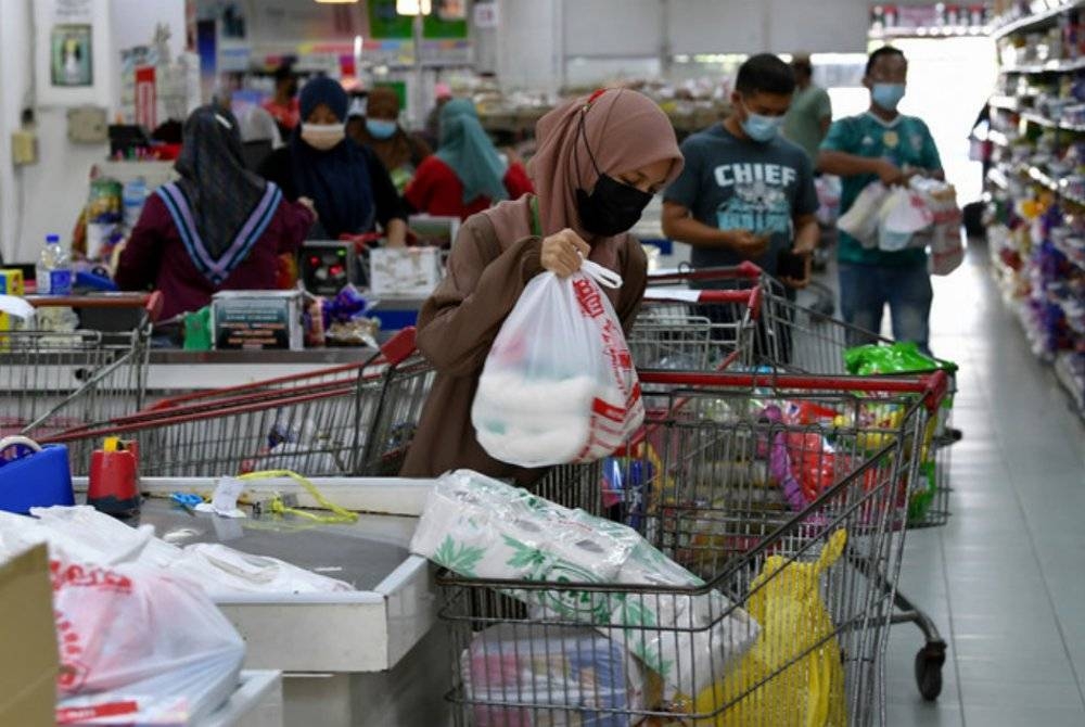 Perjuangan menentang inflasi sukar berjaya tanpa kesedaran dan tanggungjawab bersama rakyat sebagai pengguna. - Foto Bernama