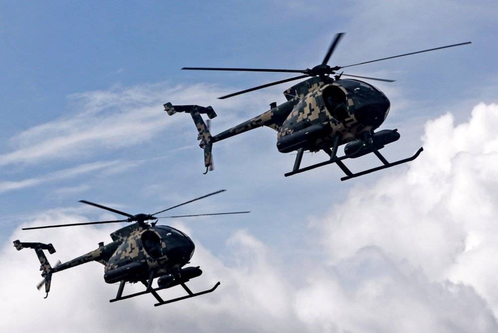 Helikopter MD530G dikendalikan oleh anggota Angkatan Tentera Malaysia (ATM) merupakan pertunjukan aset baharu Tentera Darat Malaysia (TDM) yang mempamerkan aksi tangkas di udara semasa Latihan Kuasa Tembakan 2022 di Lapang Sasar Kem Syed Sirajuddin, Gemas.- Foto Bernama 