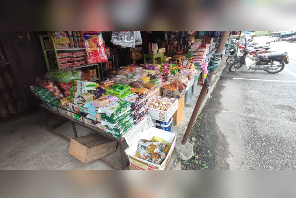 Minyak masak peket dijual secara terbuka bersama barangan lain di Padang Besar, Thailand.