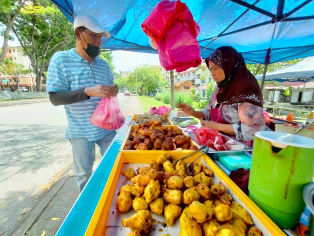 Taufik (kiri) dan Rosmaniah (kanan) mengakui mula tertekan apabila perbelanjaan harian bertambah berikutan kenaikan harga pelbagai bara­ngan dan perkhidmatan.