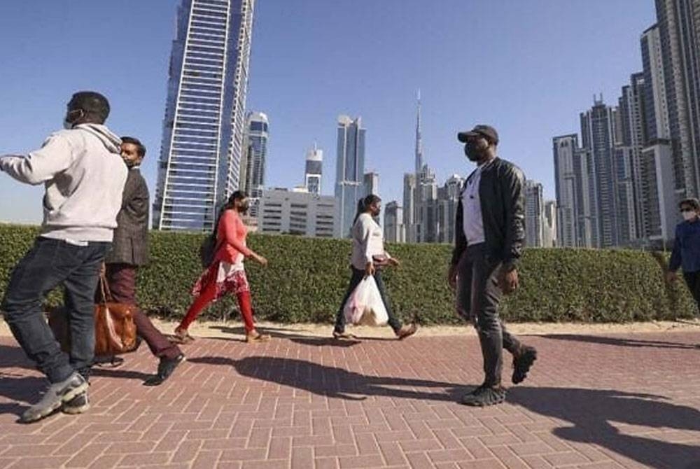 Para pekerja swasta tertekan dengan kos tinggi di UAE. - Foto AFP