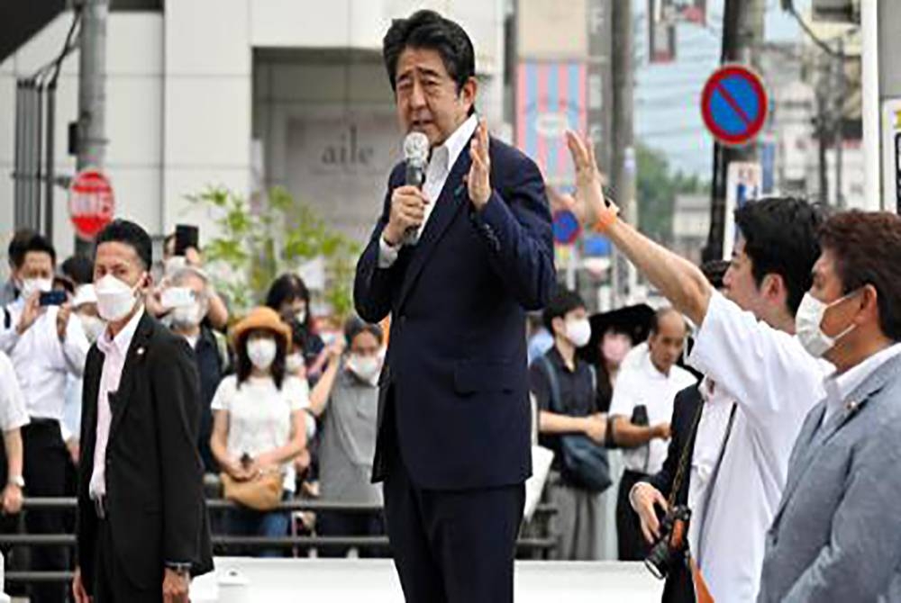 Abe sedang berucap sebelum insiden tembakan yang meragut nyawanya. - Foto CNN