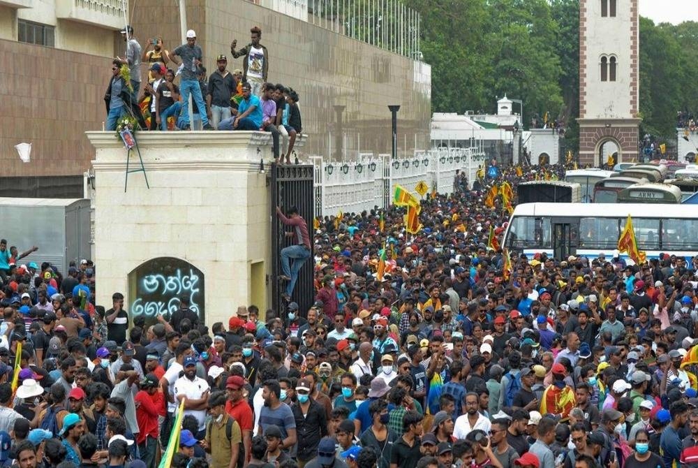 Ribuan penunjuk perasaan menyerbu Istana Presiden Sri Lanka, di Colombo pada Sabtu lalu. - Foto AFP