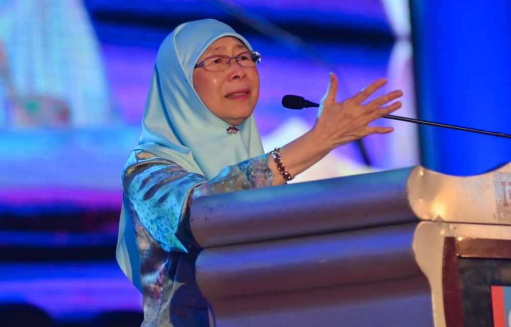 Wan Azizah sebak ketika menyentuh mengenai konflik dalaman parti semasa berucap pada Kongres Nasional PKR pada Jumaat.