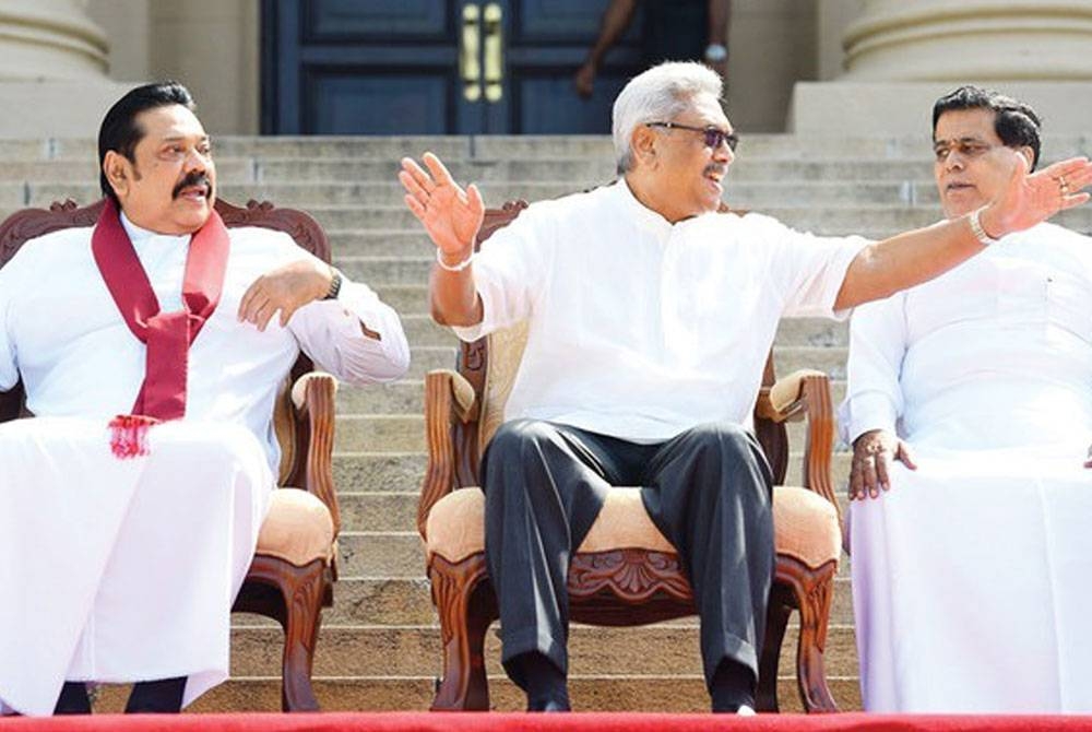 Mahinda Rajapaksa (kiri) dan Gotabaya Rajapaksa (tengah) pernah mendominasi politik Sri Lanka. - Foto AFP