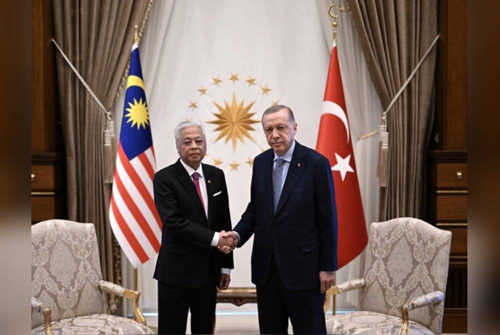 Ismail Sabri (kiri) ketika bertemu Presiden Turkiye, Recep Tayyip Erdogan baru-baru ini. - Foto Bernama