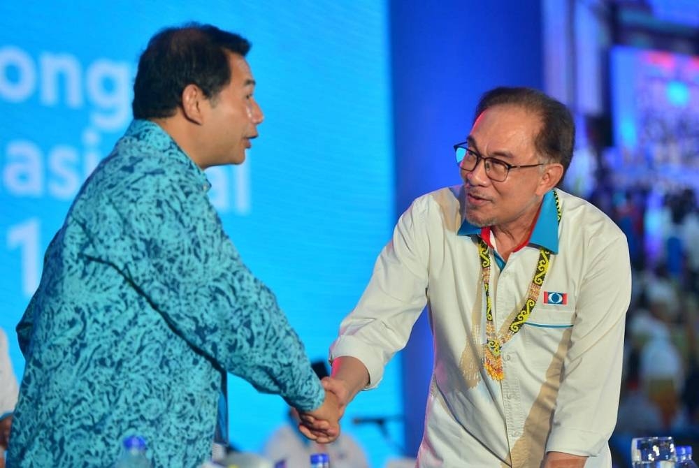 Rafizi dan Anwar bersalaman di pentas utama ketika sesi penggulungan Kongres Nasional PKR ke-16 di Pusat Konvensyen Ideal (IDCC) pada Ahad. FOTO SINAR HARIAN / ASRIL ASWANDI SHUKOR