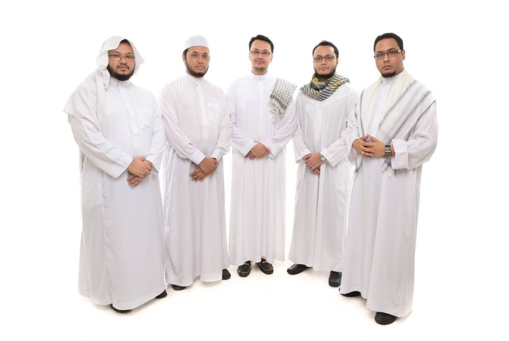 Dari kiri, Aiman, Dr Irfan, Dr Syamil, Farhan dan Suhayl membuktikan pelajar lepasan tahfiz mampu berjaya dalam bidang profesional.