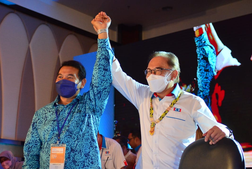 Anwar Ibrahim (kanan) and Rafizi Ramli (kiri) Kongres Nasional PKR ke-16 di Pusat Konvensyen Ideal (IDCC) pada Ahad. - Foto Asril Aswandi/ Sinar Harian