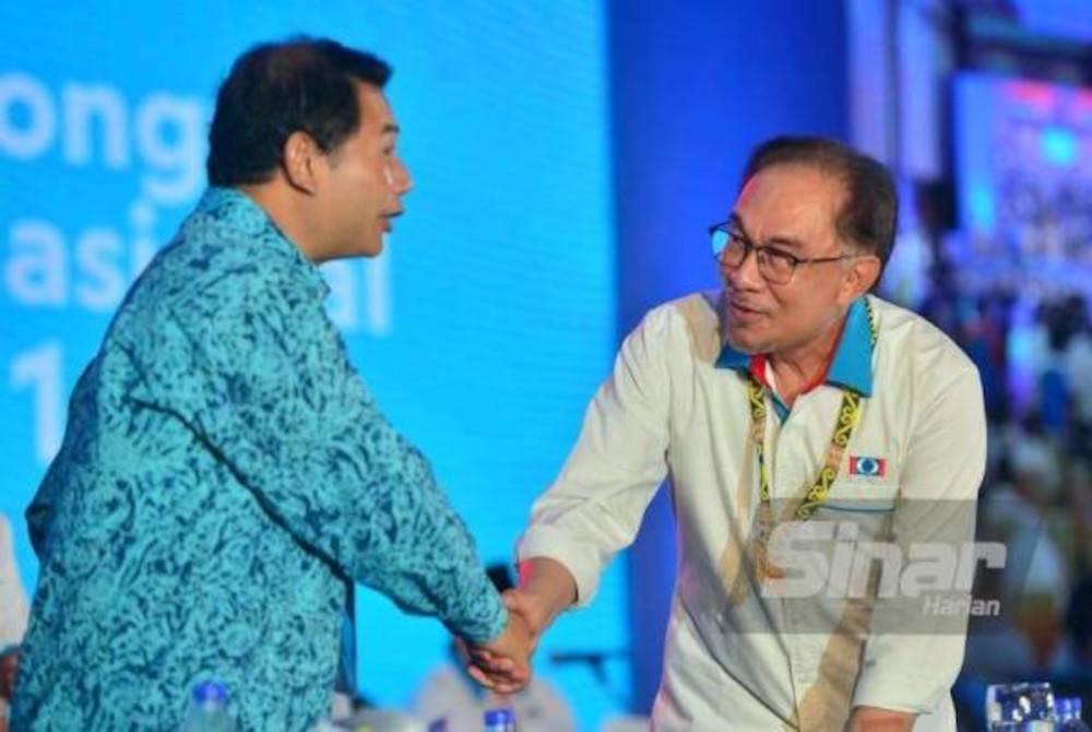 Anwar (kanan) bersama Rafizi pada Kongres Nasional Ke-16 PKR yang berlangsung di Pusat Konvensyen Ideal (IDCC), Shah Alam pada Ahad.