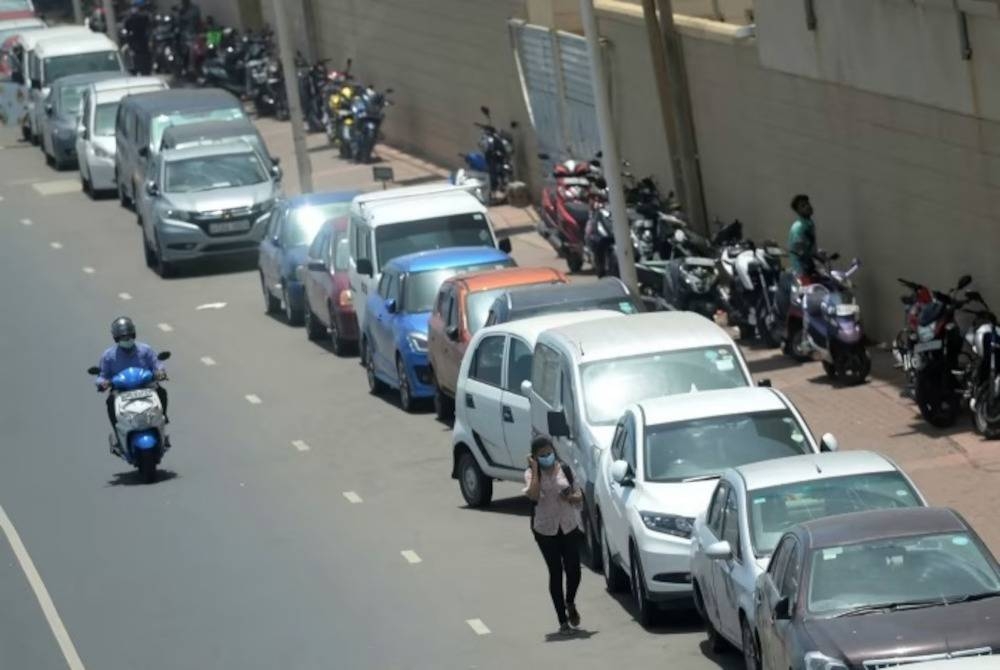 Kekurangan bekalan minyak petrol dan diesel masih berlaku di Sri Lanka. - Foto AFP