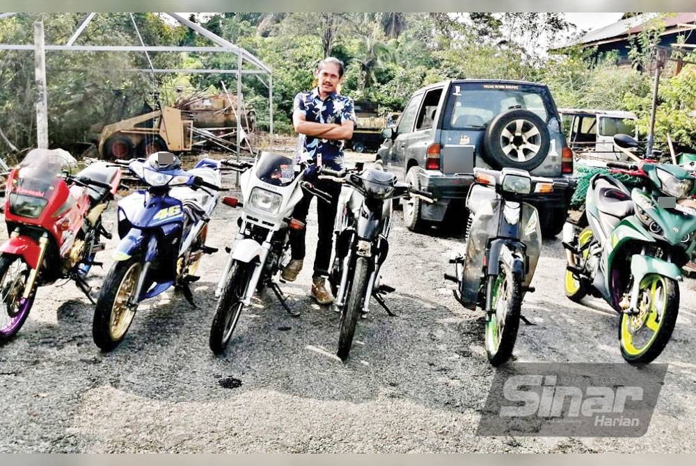 Hairul Azuan bersama koleksi motosikal kesayangannya.