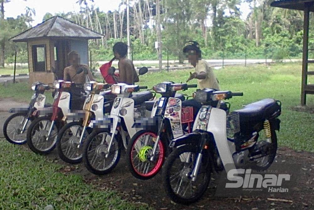 Akmal bersama kumpulan penunggang motosikal yang diubah suai. - Foto peribadi Akmal