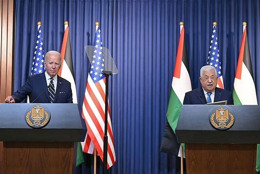 Joe Biden (kiri) dan Mahmud Abbas tidak mengeluarkan kenyataan bersama tentang isu Palestin. - Foto AFP