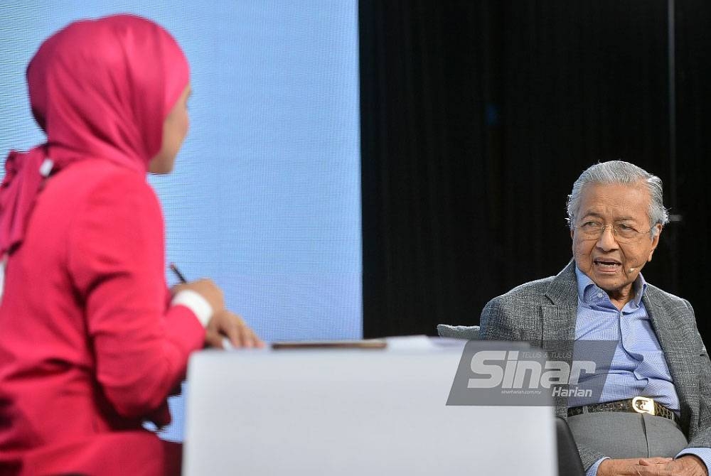 Tun Dr Mahathir Mohamad ketika program Di Sebalik Isu Bersama Finaz Yunus: Mengapa Melayu Jual Tanah yang disiarkan secara langsung di semua platform Sinar Harian, pada Jumaat.