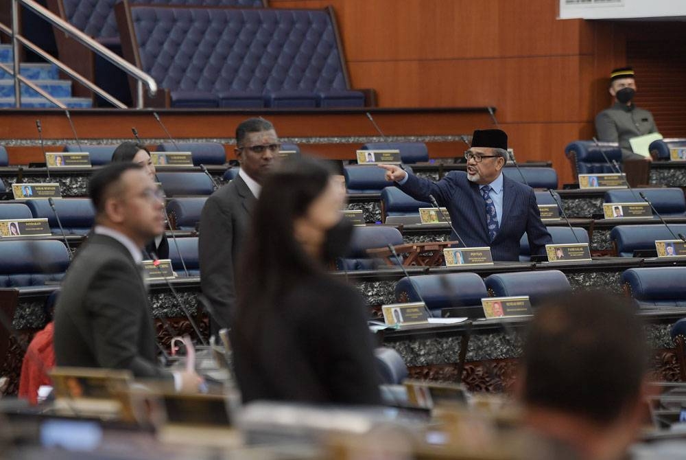 Keadaan tegang melibatkan Tajuddin dengan ahli-ahli pembangkang dalam Mesyuarat Pertama Penggal Kelima, Parlimen ke-14 di Bangunan Parlimen pada Rabu.