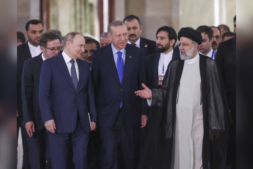 Putin (depan kiri), Presiden Turkiye, Recep Tayyip Erdogan (tengah) dan Presiden Iran, Ebrahim Raisi (kanan) ketika pertemuan di Tehran baru-baru ini. - AFP