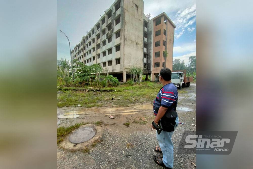 Zairi berdiri di hadapan Pangsapuri Rimau Indah Fasa 4 di Bukit Rimau, Shah Alam.