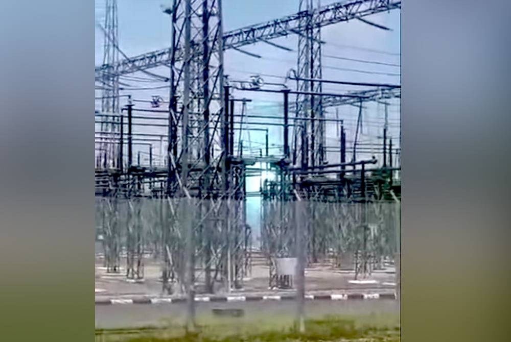 Tular di media sosial keadaan PMU Yong Peng North yang terbakar hingga mengakibatkan gangguan bekalan elektrik di Semenanjung Malaysia pada Rabu.