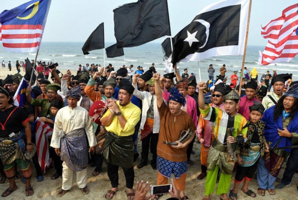 Melayu kental kerana agamanya. Melayu bersemangat kerana bangsanya. Hal-hal agama memang sentiasa ditiup ke jiwa mereka melalui pelbagai pendekatan. (Gambar hiasan)