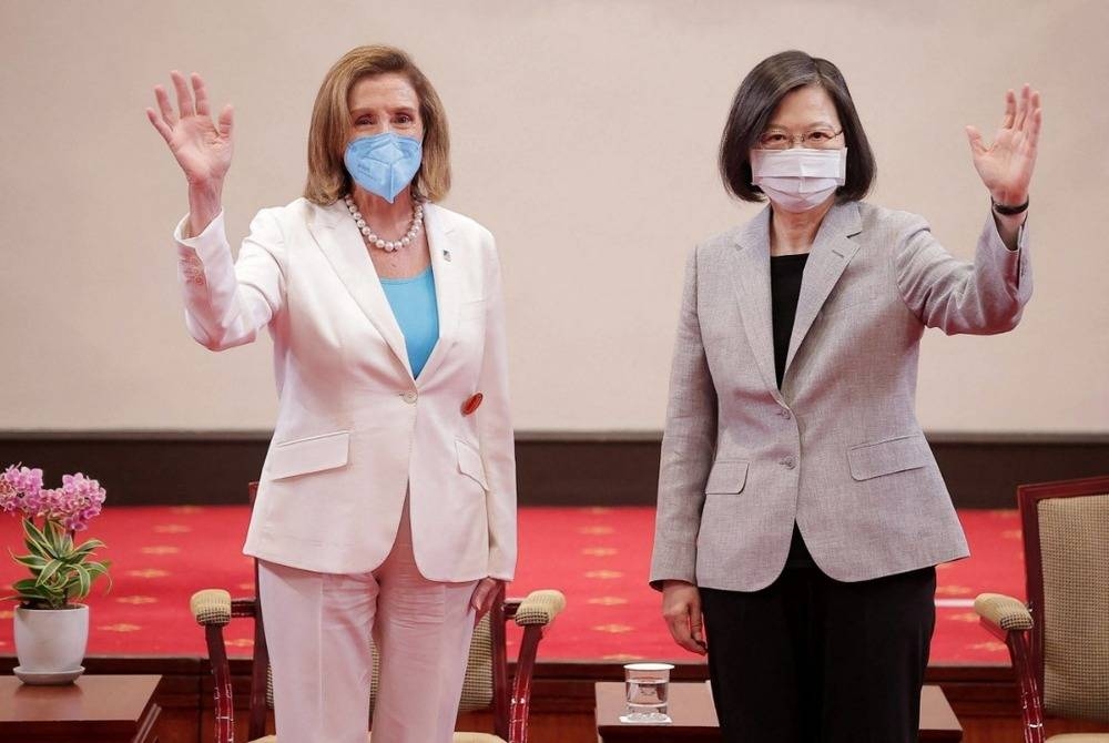 Lawatan Pelosi (kiri) ke Taiwan dengan menemui Tsai Ing-wen mencetuskan kemarahan China. - Foto AFP