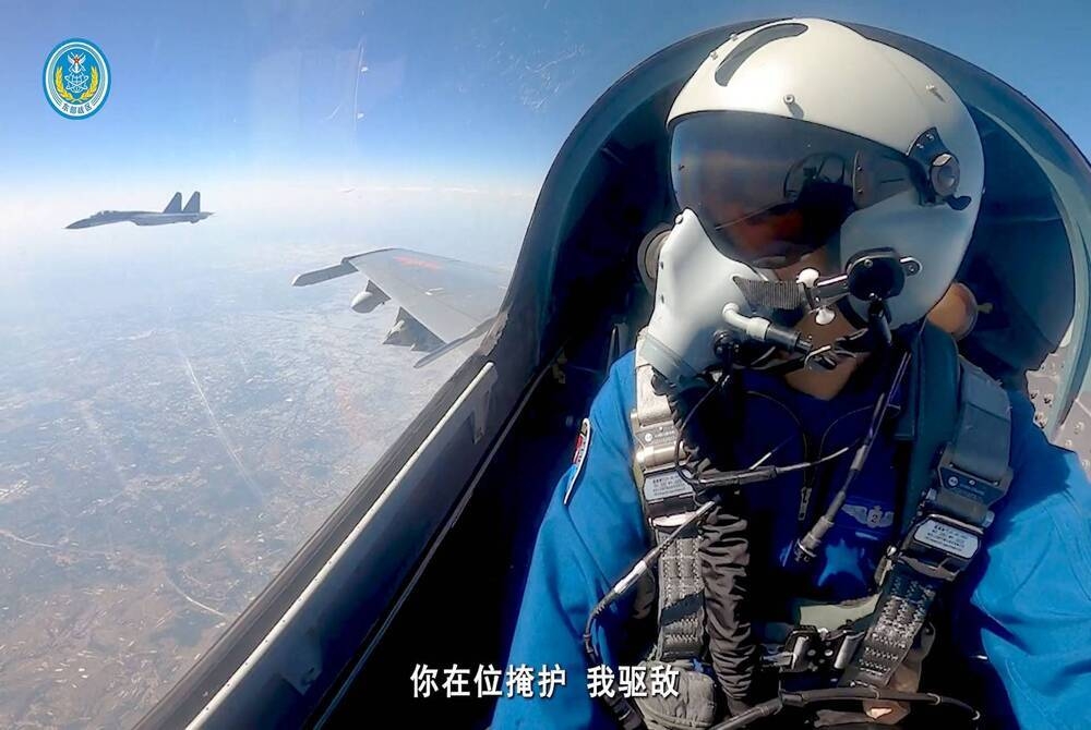 Paparan tangkap layar jet pejuang China mengambil bahagian dalam latihan ketenteraan berhampiran Taiwan yang dimuat naik dalam akaun WeeChat Tentera Pembebasan Rakyat (PLA).